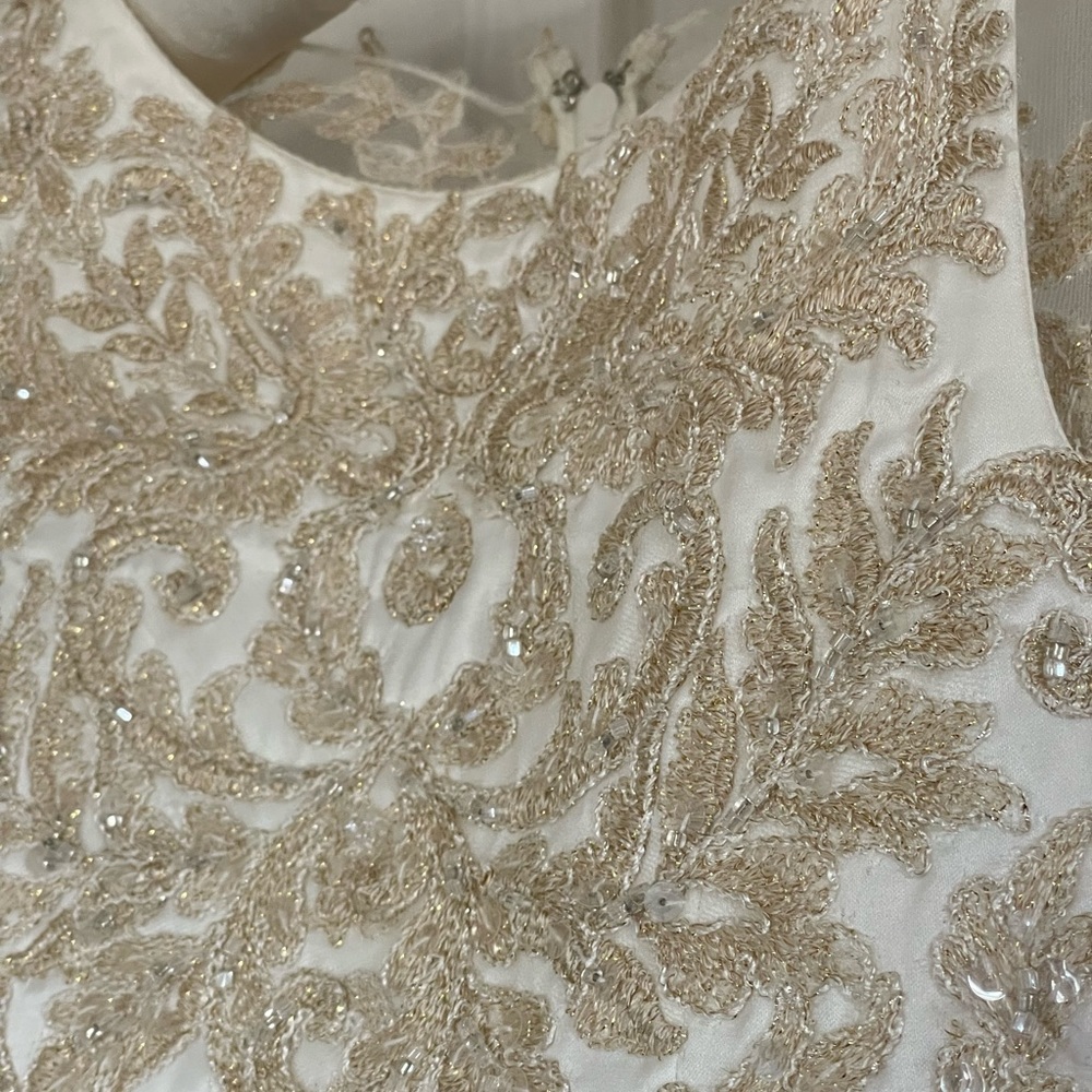 La Camille Flower girl gown (4 to 5 year old). Worn once. Brand new!